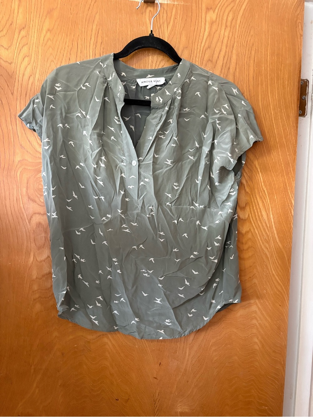 Amour Vert Renata Silk Sage Green Short Sleeve Bird Print Blouse XS